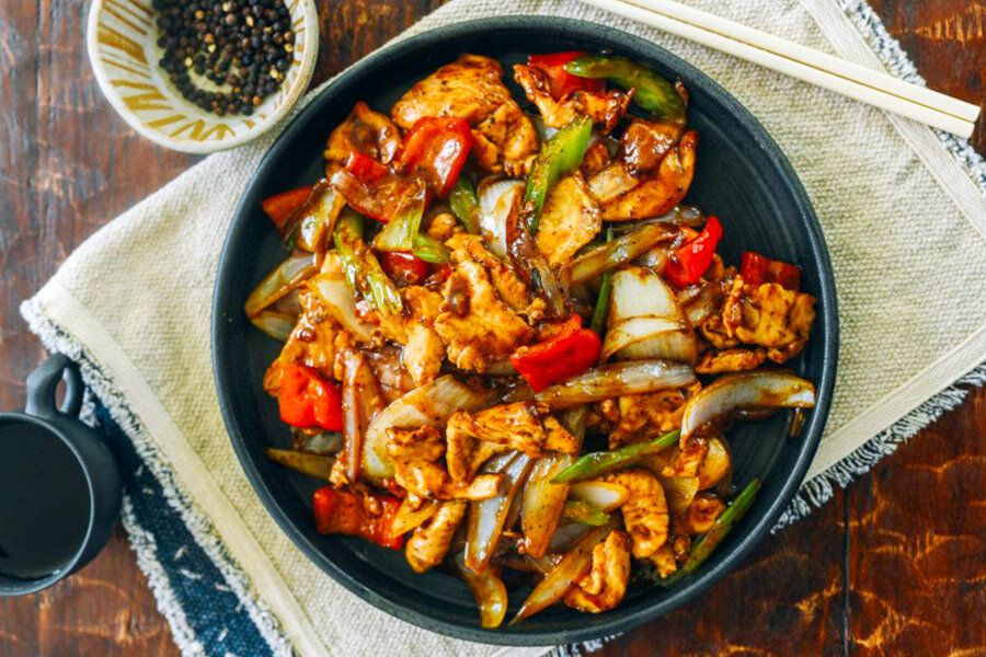 Пикантный цыпленок с черным перцем: простой рецепт для гастрономов