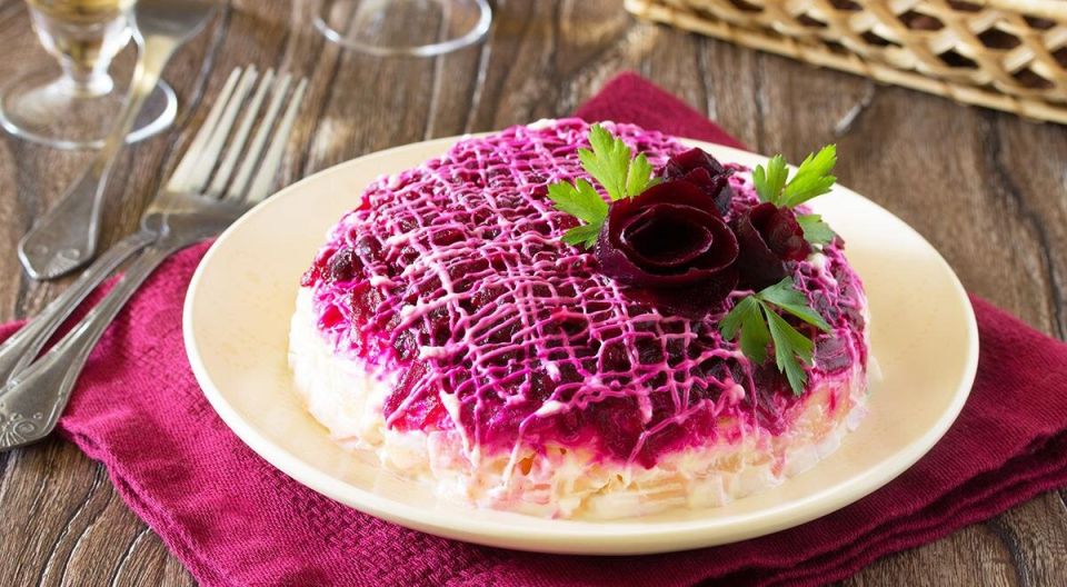 Пять слоев счастья: секреты идеальной селедки под шубой